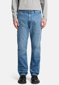 Jeans dritti di colore blu chiaro realizzati in denim, dotati di chiusura con bottone, tasche laterali e leggera sbiaditura su tutta la superficie.