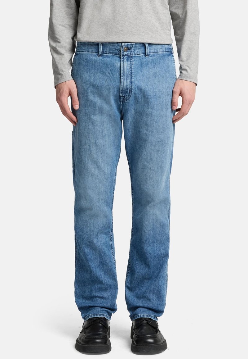 Jeans dritti di colore blu chiaro realizzati in denim, dotati di chiusura con bottone, tasche laterali e leggera sbiaditura su tutta la superficie.