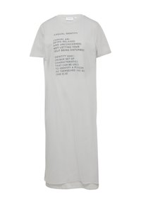 Szara bawełniana sukienka t-shirtowa z krótkimi rękawami, okrągłym dekoltem i nadrukowanym tekstem w ciemnoszarym kolorze, zawierająca definicje "casual" i "tożsamość".