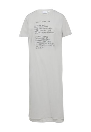 Szara bawełniana sukienka t-shirtowa z krótkimi rękawami, okrągłym dekoltem i nadrukowanym tekstem w ciemnoszarym kolorze, zawierająca definicje "casual" i "tożsamość".