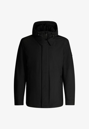 Giacca impermeabile nera con cappuccio, cerniera frontale e tasche laterali. Presenta un design snello e una superficie liscia e opaca.