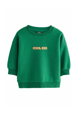 Sweatshirt verde realizzato in tessuto morbido, con scollatura rotonda e maniche a sbuffo. "COOL KID" è ricamato in arancione sulla parte anteriore.