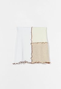 Žebrovaná sukně s barevnými bloky obsahující bílé, světle zelené a béžové panely. Výrazný volánkový lem s hnědými akcenty. Měkký, elastický materiál.