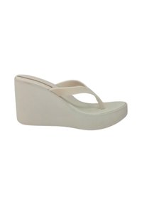 Sandali wedge bianchi con superficie liscia, design minimalista e una tracolla stretta con supporto per le dita a forma di toe thong, caratterizzati da una suola rialzata.