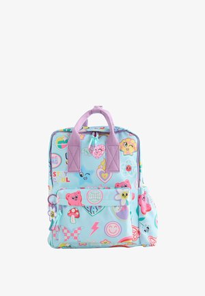 Zaino blu chiaro con vari motivi colorati a cartoni animati, con accenti rosa e lavanda, due manici e una tasca frontale.