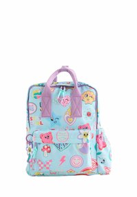 Helles blaues Rucksack mit bunten, verschiedenen Cartoon-Mustern, versehen mit rosa und lavendelfarbenen Akzenten, zwei Griffen und einer Fronttasche.