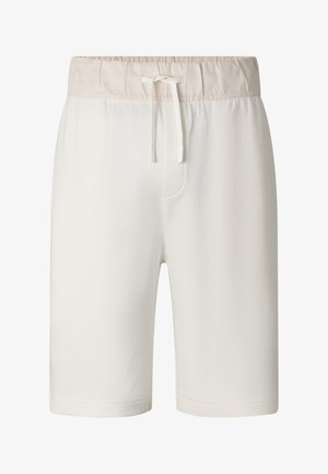 Białe spodenki z elastycznym pasem, beżowym sznurkiem do wiązania, o długości sięgającej do połowy uda oraz gładkiej strukturze tkaniny.