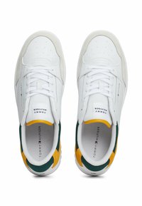 Tommy Hilfiger BASKET CORE LTH MIX ESS - Sneakers basse - city yellow
