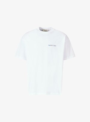 Witte katoenen t-shirt met een ontspannen pasvorm en korte mouwen. Heeft een klein blauw logo op de linker borst.