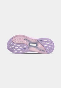 Semelle de chaussure de sport légère en rose et lavande, dotée d'un motif de grip texturé et de rainures de flexibilité.