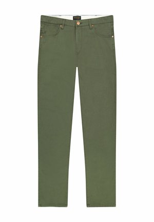 Olivgrüne Slim-Fit-Jeans mit Vorder- und Gesäßtaschen, Gürtelschlaufen und Knopfverschluss, mit Wrangler-Etikett am Bund versehen.