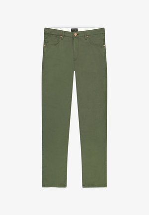 Jean slim vert olive avec poches avant et arrière, passants de ceinture et fermeture par bouton, marqué de l'étiquette Wrangler sur la ceinture.