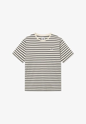 Svītrainā T-kreklā krēmkrāsā un jūras zilā toni, ar īsām piedurknēm, apļveida kaklu un mazu logo kreisajā krūtī. Mīksts kokvilnas materiāls.