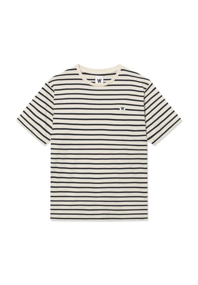 Csíkos teeshirt krém és tengerészkék színben, rövid ujjakkal, kerek nyakkal és egy kis logóval a bal mellen. Puha pamut anyagból készült.
