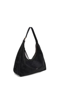 Borsa a spalla nera in suede con forma curva, tracolla singola, zip decorativa e accento di branding discreto. Texture liscia e design minimale.