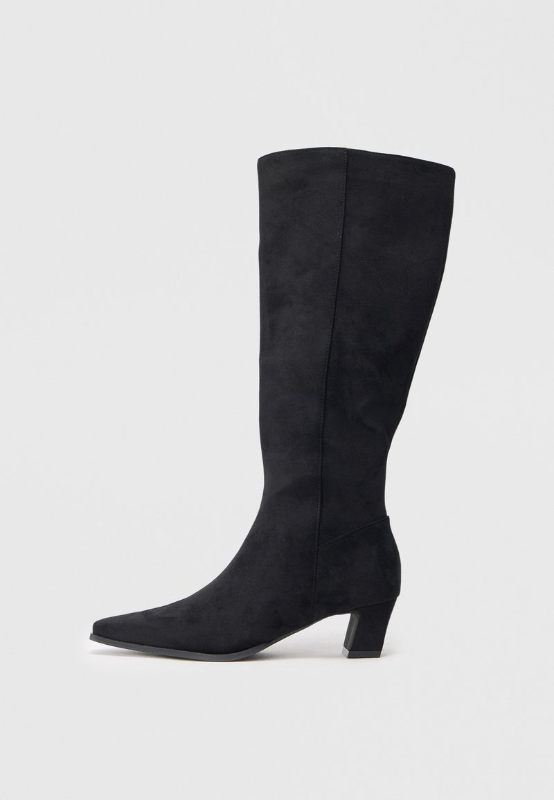 Botas de camurça pretas até ao joelho com biqueira pontiaguda e um pequeno salto bloco. Textura suave e detalhe mínimo, com um design elegante.