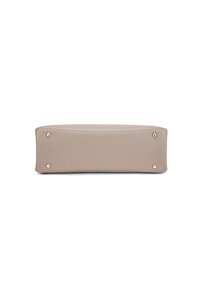 Base della borsa in pelle sintetica beige con angoli arrotondati, dotata di minuteria in tono oro e quattro piedi metallici per stabilità.