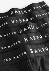 Fekete alsónemű, kiemelkedő elasztikus derékpánttal, amelyen fehér "BAKER by TED BAKER" felirat található. Puha anyag, sima tapintású.