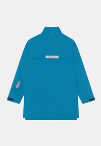 Waterdichte blauwe jas met een hoge kraag, lange mouwen en reflecterende accenten op de rug en mouwen. Soepele, lichte stof.