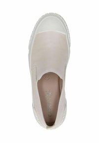 Lichtroze instap sneaker met een gladleren bovenwerk, ronde rubberen neuskap en een gestructureerde witte rubberen zool. Zilveren merklogo aan de binnenkant.