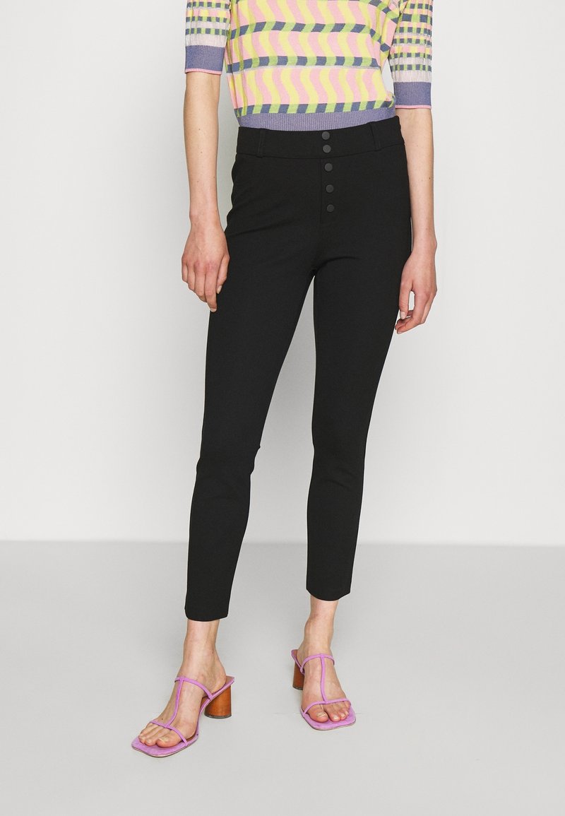 Svarta cropped byxor med en slät yta och en åtsittande design, med hög midja och tre svarta framknappar.