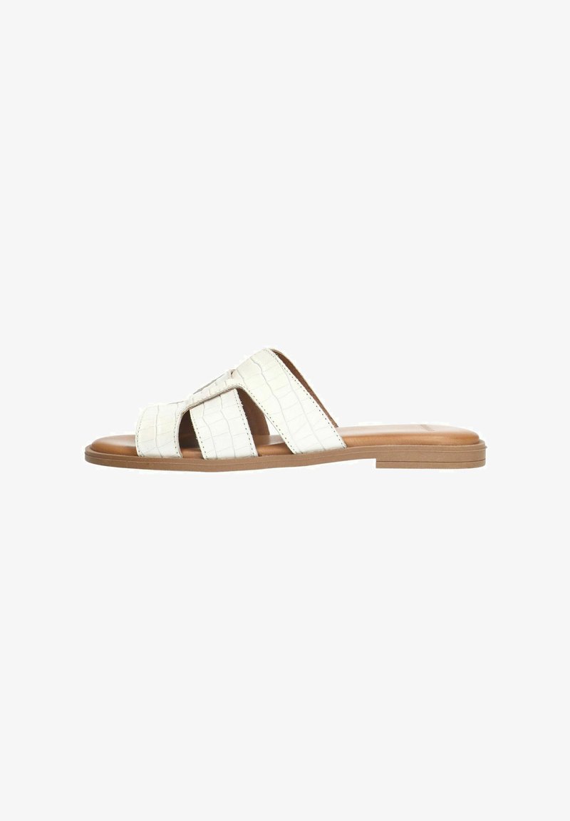 Weiße Leder-Sandale mit drei gekreuzten Riemen, einer strukturierten Oberfläche, die Krokodilleder ähnelt, und einer flachen braunen Gummisohle.