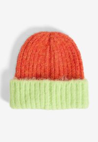 Pletená čepice s živým gradientním designem, s oranžovou horní částí a jasně zeleným přízí. Měkká vlněná textura.