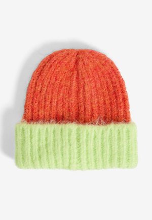 Strikket hue med et livligt gradientdesign, med en orange topsektion og en lys grøn ribbemanchet. Blød uldtekstur.