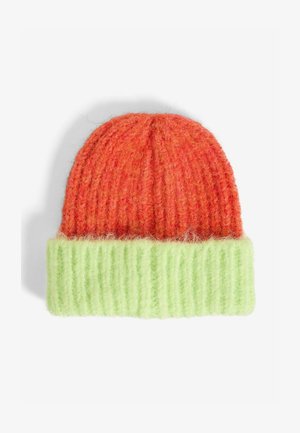 Strickmütze mit einem lebhaften Farbverlauf, bestehend aus einem orangefarbenen oberen Abschnitt und einem leuchtend grünen Rippenbund. Weiche Wolltextur.