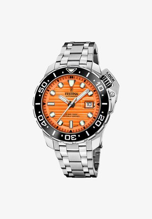Orologio automatico in acciaio inox con quadrante testurizzato arancione, lunetta nera, indici bianchi, display della data e bracciale a maglie.