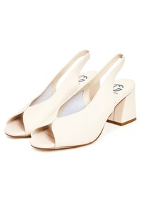 Beige nahkapohjaiset slingback-kengät, joissa on avoin varvas, neliömäinen paksu korko ja leikattuja sivuja. Sujuva pinta, minimalistinen muotoilu ja ei näkyviä kuvioita.