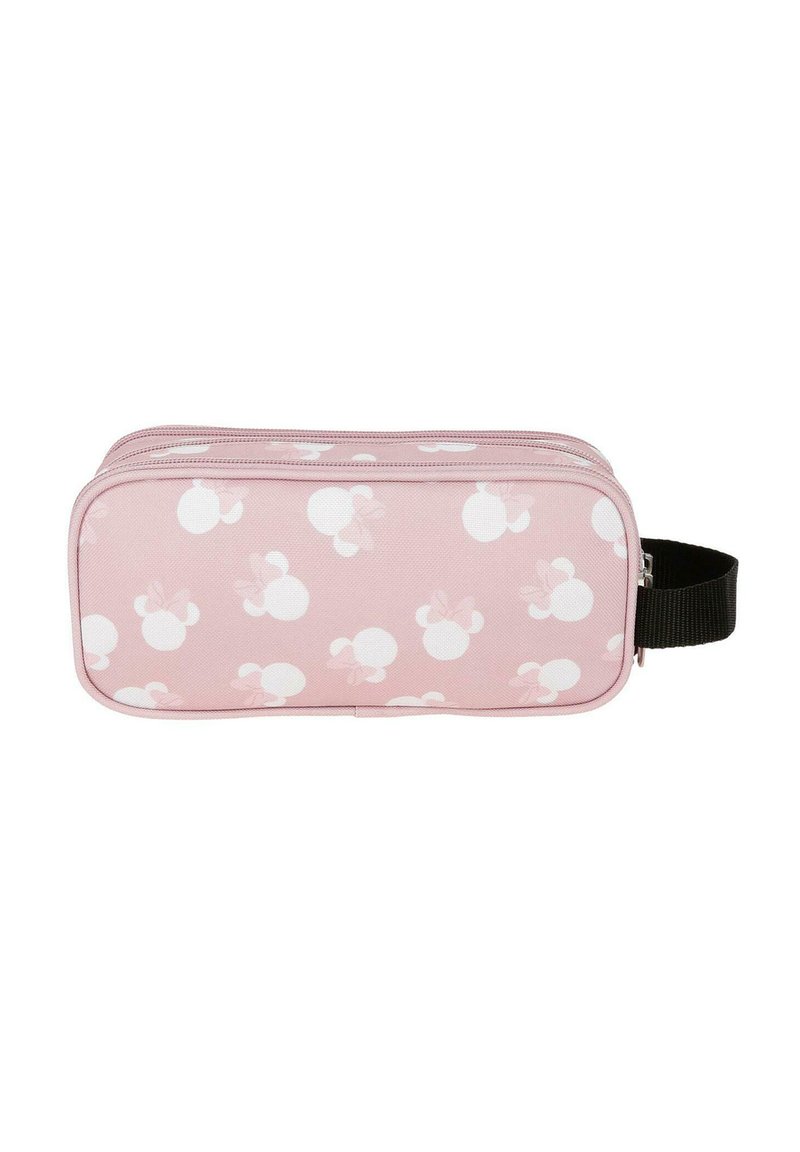 Estuche rectangular rosa con patrones de cabezas de ratón blancas y lazos, compartimentos con doble cremallera y una asa de tela negra en el lateral.