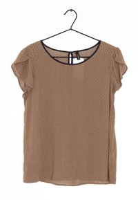 Brun, mønstret bluse med korte, lette ærmer, rund halsudskæring og en nøglehulåbning bagpå, afsluttet med en mørk kant.