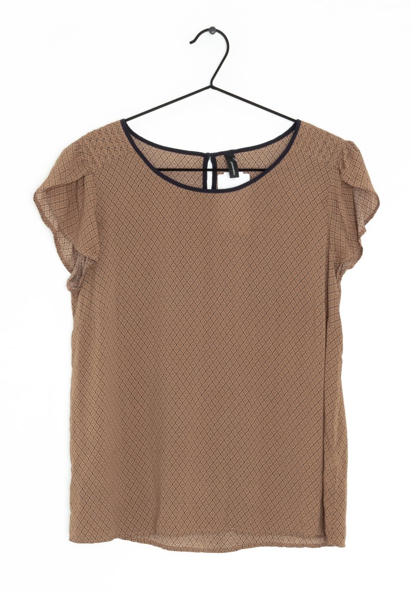 Brun, mønstret bluse med korte, lette ærmer, rund halsudskæring og en nøglehulåbning bagpå, afsluttet med en mørk kant.