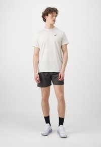 ASICS ROAD GRAPHIC TEE MEN - T-Shirt print - cream
