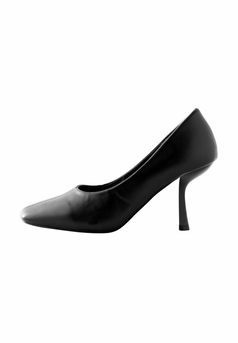 Black high-heeled shoe made of smooth leather with a pointed toe and a slim stiletto heel, featuring a rounded cutout at the front.