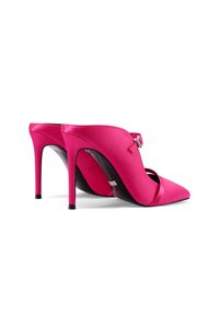 Scarpe con tacco alto in satin rosa, con punta affusolata e retro aperto, caratterizzate da un design a strappe incrociate e tacchi a stiletto eleganti.