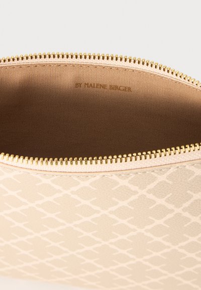 Pochette beige avec une fermeture éclair dorée et un motif géométrique blanc subtil à l'extérieur.