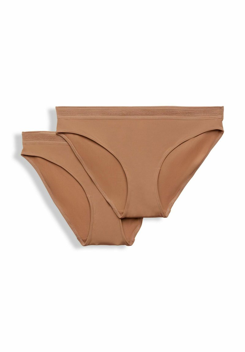 Set von zwei Paar hautfarbenen Baumwollmischunterhosen mit glatter Textur, elastischem Bund und niedrigem Schnitt.