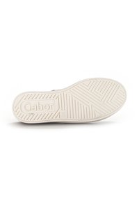 Zool van een schoen in witte rubber, met een textuurpatroon voor grip. Gegraveerde merknaam "Gabor" zichtbaar. Eenvoudig, functioneel ontwerp.