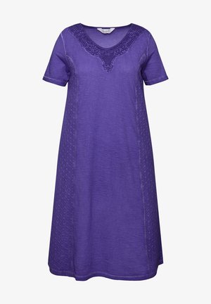 Lyhyet hihat, pitsiyksityiskohtia kaula-aukossa ja sivuilla, löysä A-linjainen siluetti ja teksturoitu kangas.