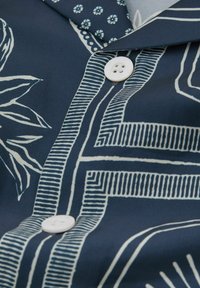 Reiss REGULAR FIT - KALID CHÉ PRINTED CUBAN COLLAR - Marškiniai - navy white