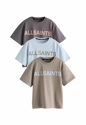 Drei kurzärmelige T-Shirts mit Rundhalsausschnitt in Grau, Hellblau und Beige, jeweils mit "ALLSAINTS" auf der Brust bedruckt.