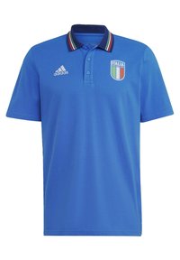 Polo bleu Adidas avec écusson du drapeau italien sur la poitrine gauche et col rayé en vert, blanc, rouge et noir.