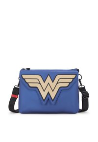 Modrá syntetická taška s velkým zlatým a černým logem Wonder Woman a křídly. Obsahuje černý nastavovací popruh a červené detaily.