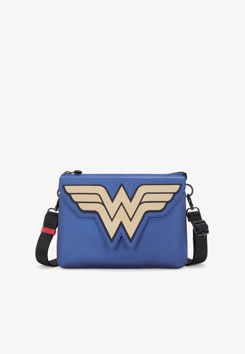 Borsa sintetica blu con un grande logo di Wonder Woman in oro e nero con accenti a forma di ala. Include una tracolla nera regolabile e dettagli rossi.