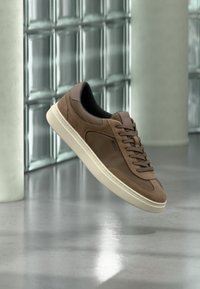 Sélectionné, dark brown
