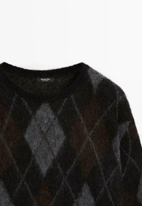 Pull en laine noire, grise et brune avec un motif losange en argyle et un col rond, montrant l'étiquette de la marque Massimo Dutti à l'intérieur du col.