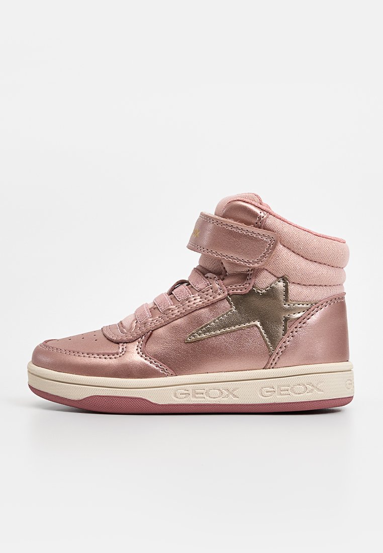 Baskets montantes métalliques roses avec une sangle Velcro, accent étoile dorée, et une semelle beige avec un dessous rose. Texture lisse sur l'ensemble.