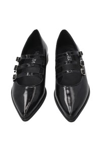 Zwarte lakleren schoenen met een spitse neus, voorzien van drie decoratieve banden met gespen over de wreef en een platte zool.